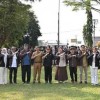 Bupati Kuningan berfoto bersama usai melepas ribuan peserta KKN Uniku 2026.
